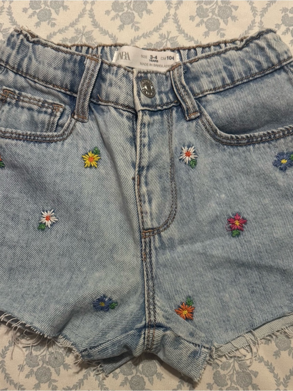 ZARA Girls Floral Embroidered Denim Shorts Size 3-4Y 104 Light Wash Raw Hem Cute